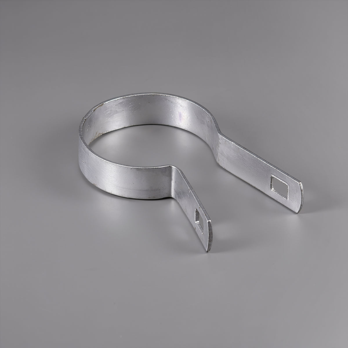 Banda de tensión galvanizada plateada para poste de 2-3/8" de diámetro exterior con perno y tuerca, multiopciones