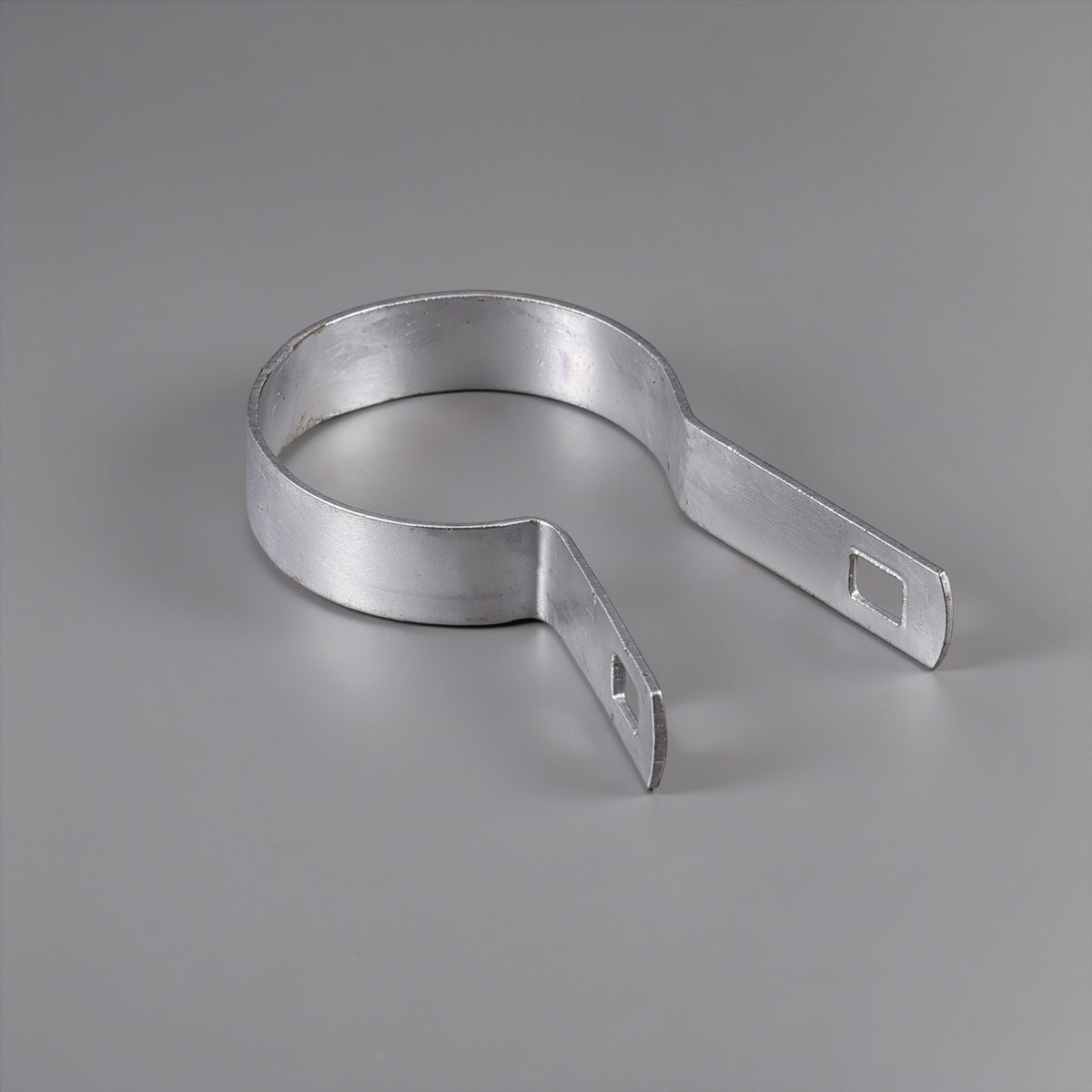 Banda de tensión galvanizada plateada para poste de 2-3/8" de diámetro exterior con perno y tuerca, multiopciones